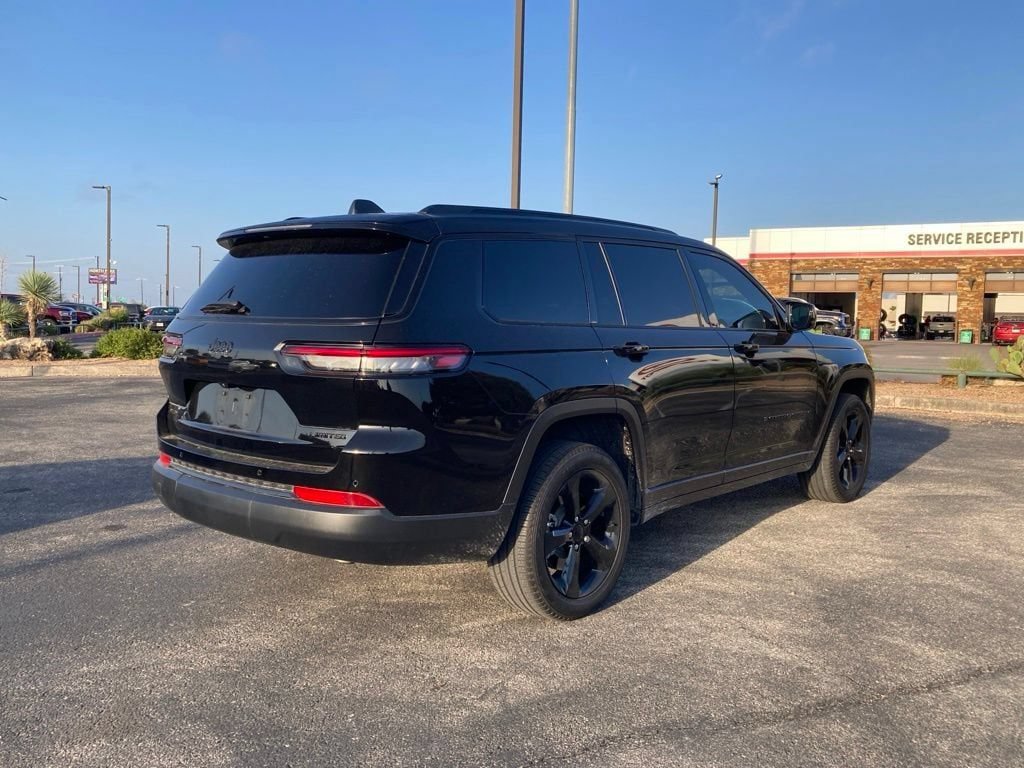 Used 2025 Jeep Grand Cherokee L Limited w/ Black Appearance Package AWD/4WD image 4