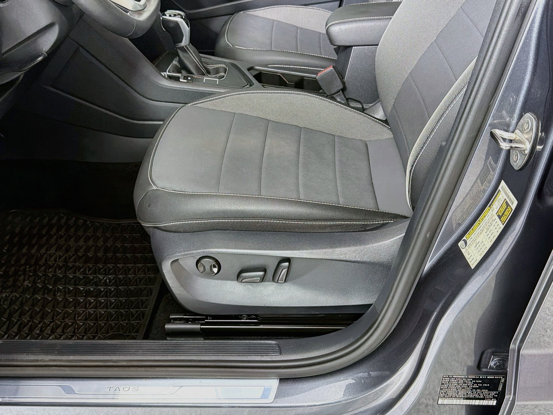 Used 2023 Volkswagen Taos SE FWD image 18