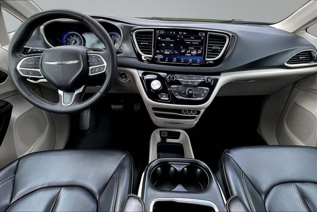 Used 2023 Chrysler Pacifica Touring-L FWD image 8