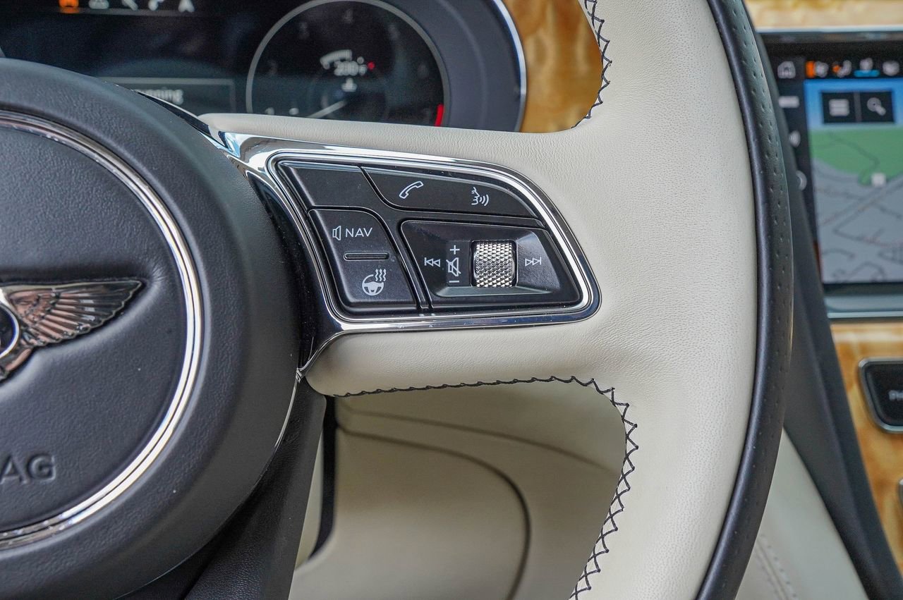 Used 2023 Bentley Bentayga AWD/4WD image 24