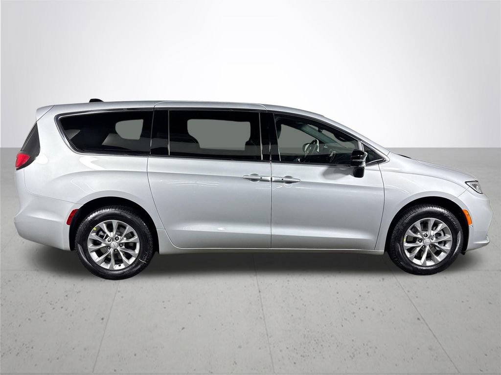 New 2026 Chrysler Pacifica Limited image 5