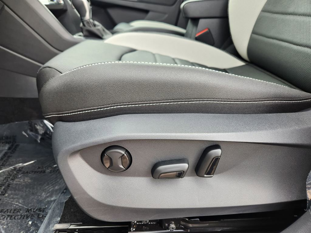 New 2025 Volkswagen Taos SEL image 7