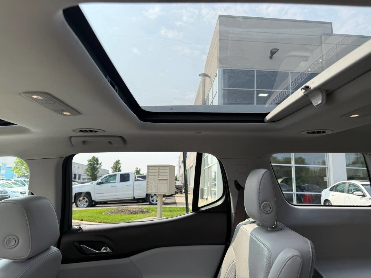 Used 2018 GMC Acadia SLT w/ LPO, Cargo Package image 32