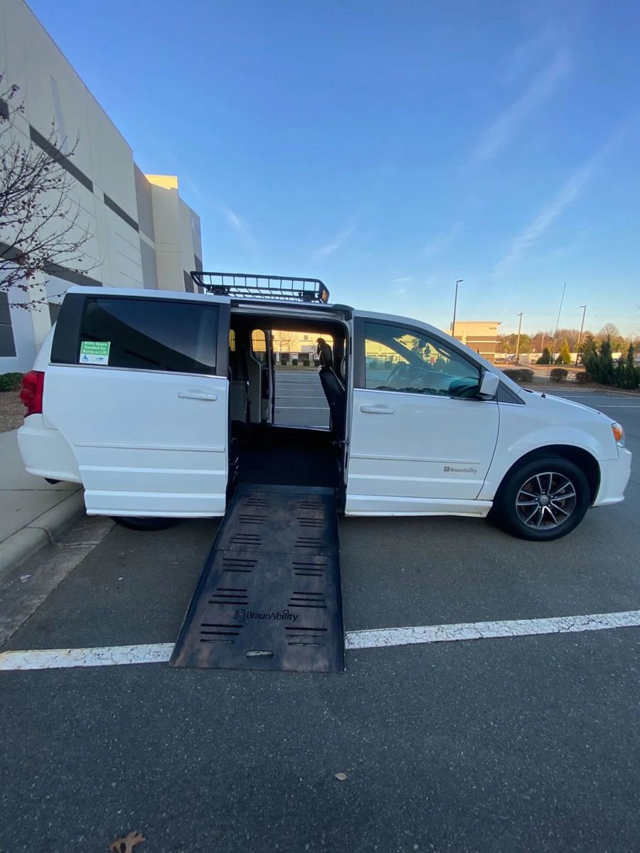 Used 2017 Dodge Grand Caravan SXT image 1