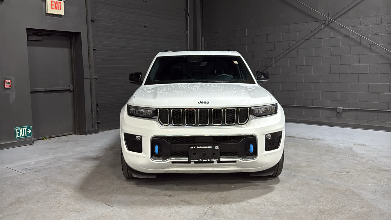 Used 2023 Jeep Grand Cherokee Overland AWD/4WD image 2