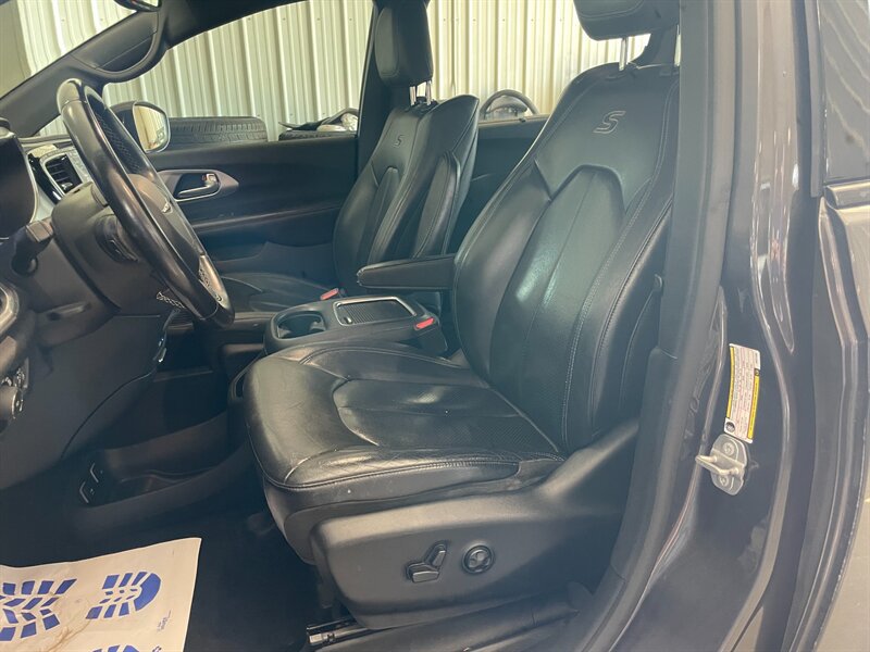 Used 2018 Chrysler Pacifica Touring-L Plus w/ Advanced Safetytec Group FWD image 17