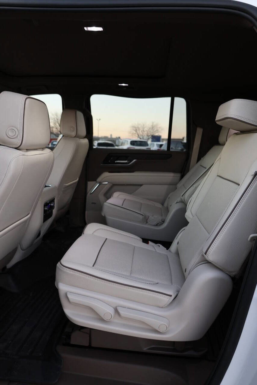 Used 2025 GMC Yukon XL Denali w/ Sun & Power Step Package image 18