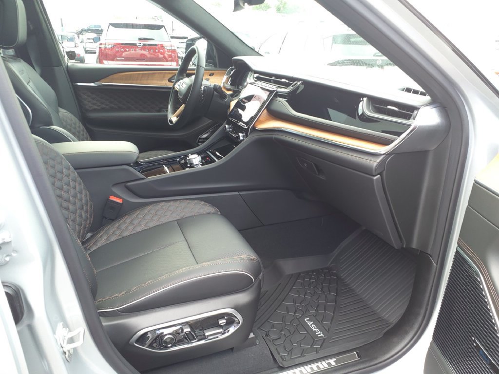 Used 2025 Jeep Grand Cherokee Summit AWD/4WD image 10