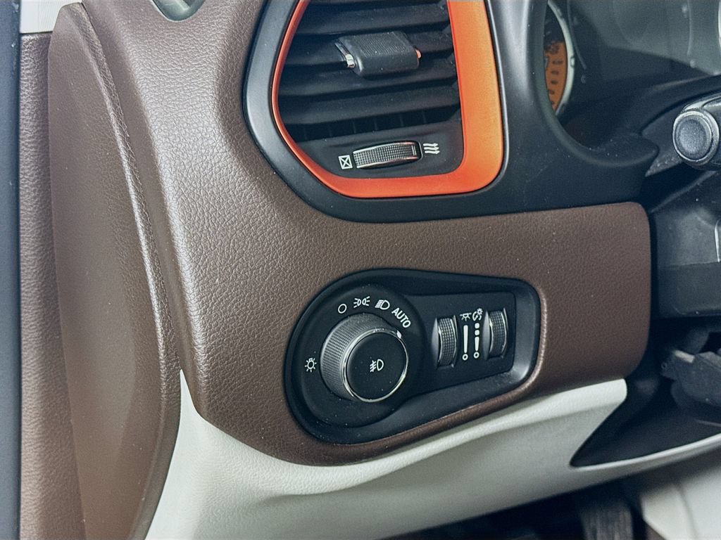 Used 2017 Jeep Renegade Latitude FWD image 10