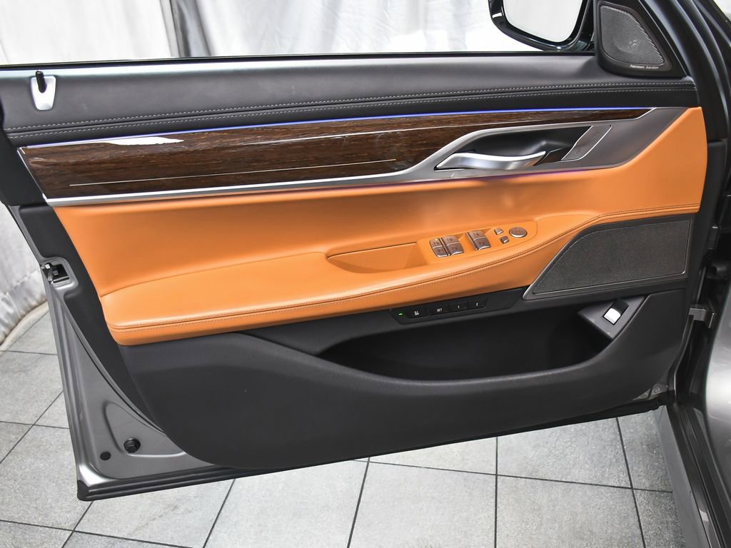 Used 2022 BMW 740i xDrive w/ M Sport Package image 9