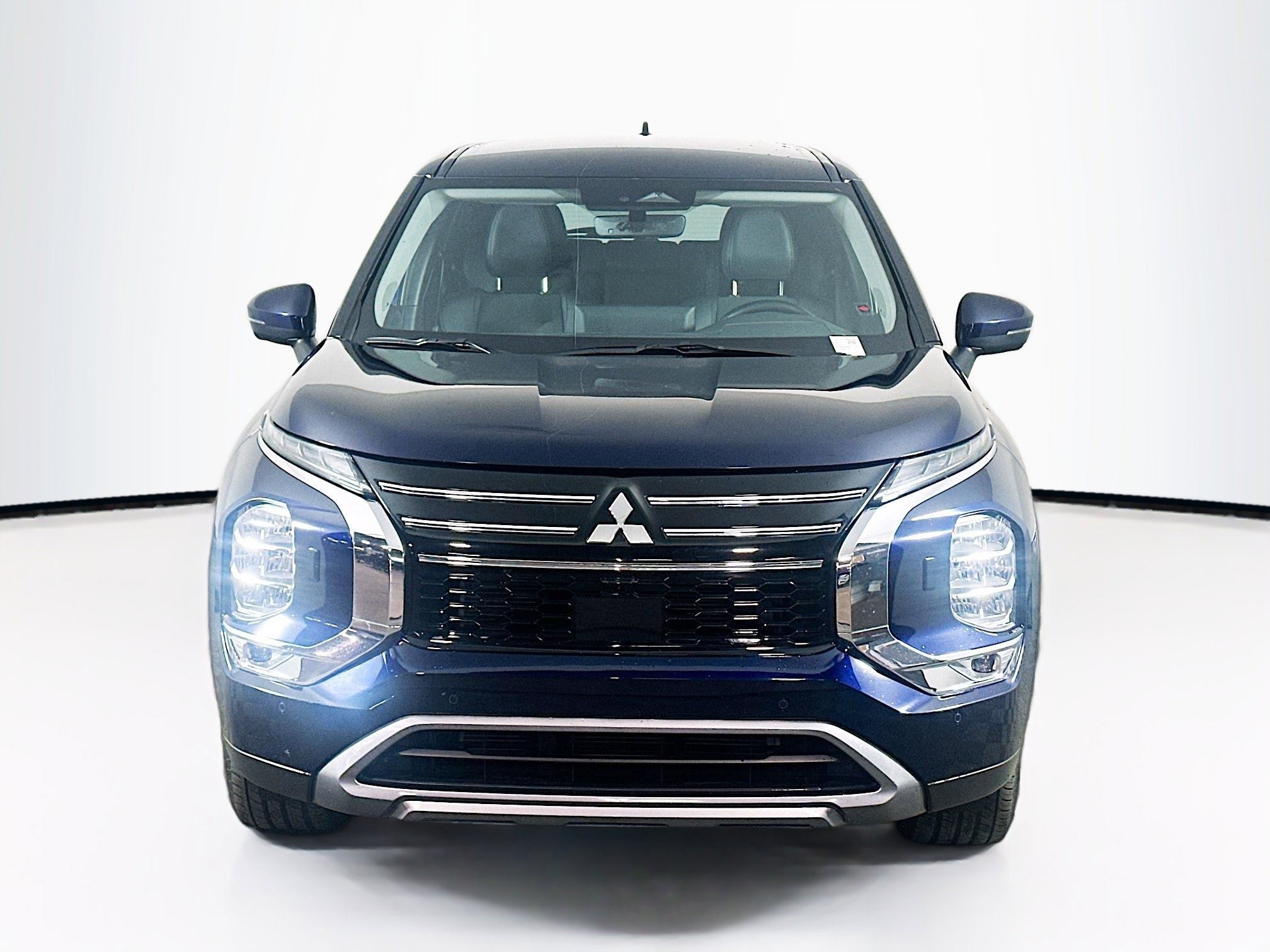 Used 2025 Mitsubishi Outlander SE AWD/4WD image 2