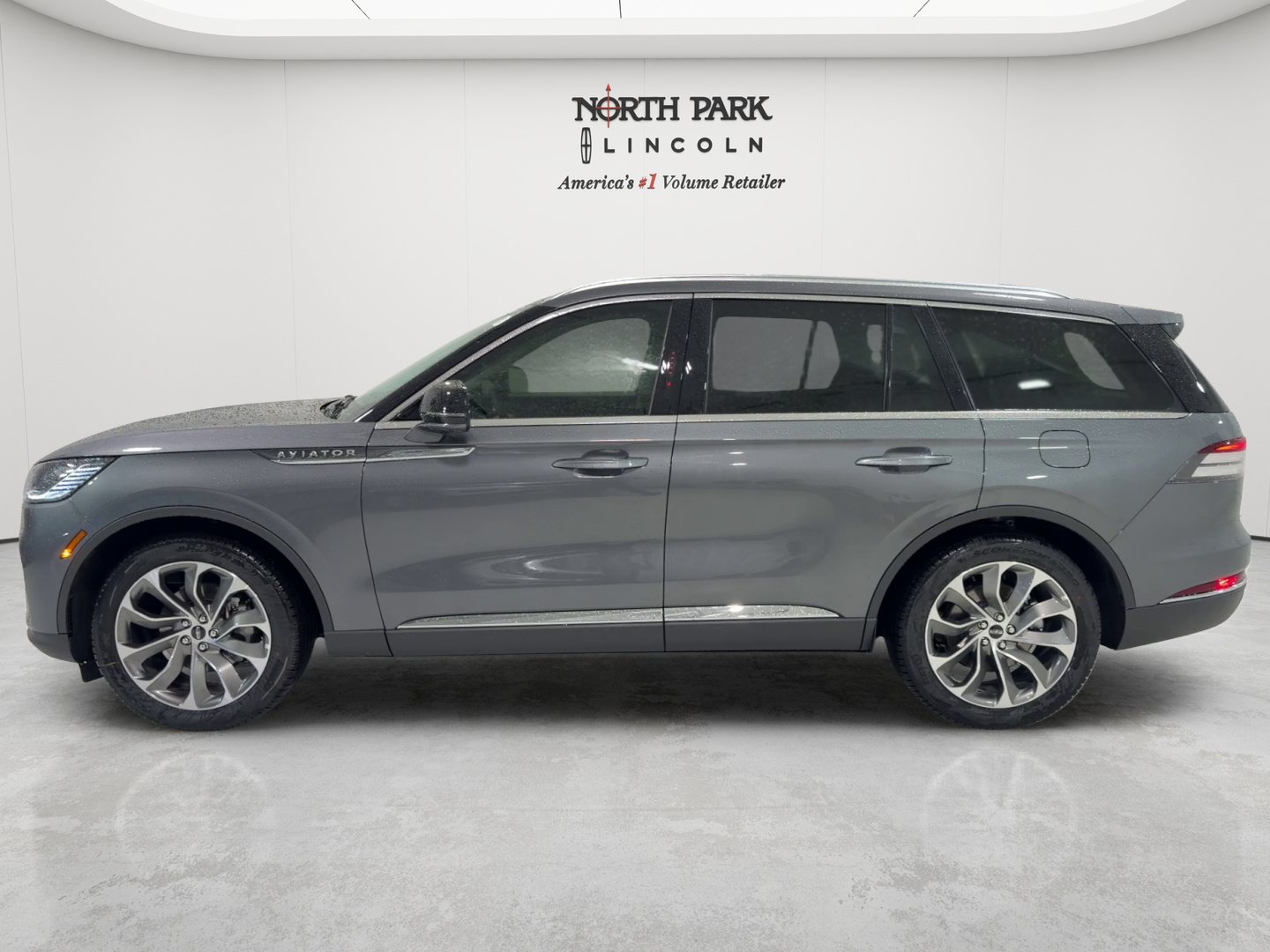 New 2027 Lincoln Aviator 2WD image 2