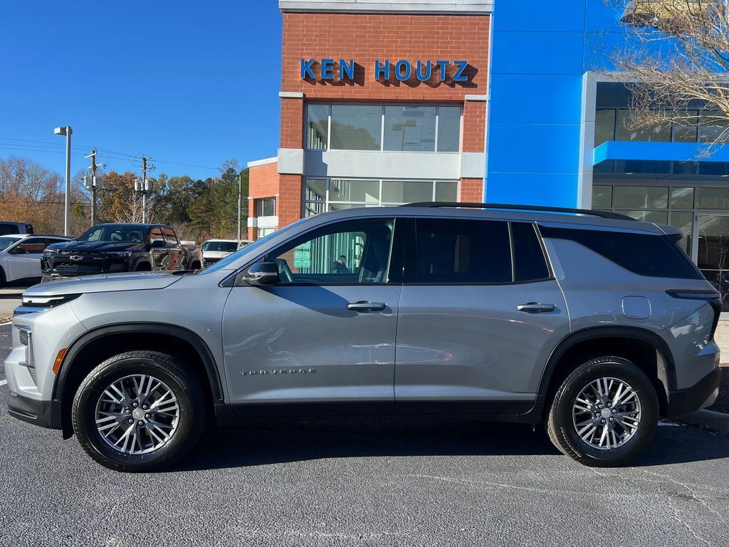 Used 2025 Chevrolet Traverse LT image 2