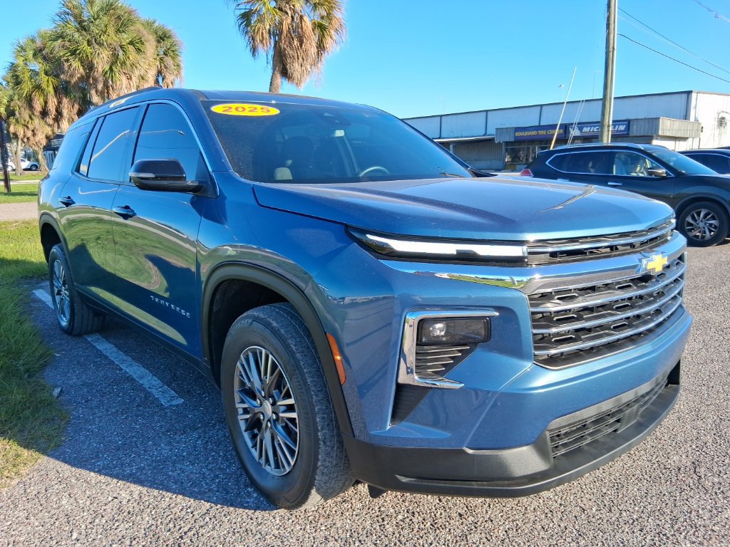 Used 2025 Chevrolet Traverse LT FWD image 1