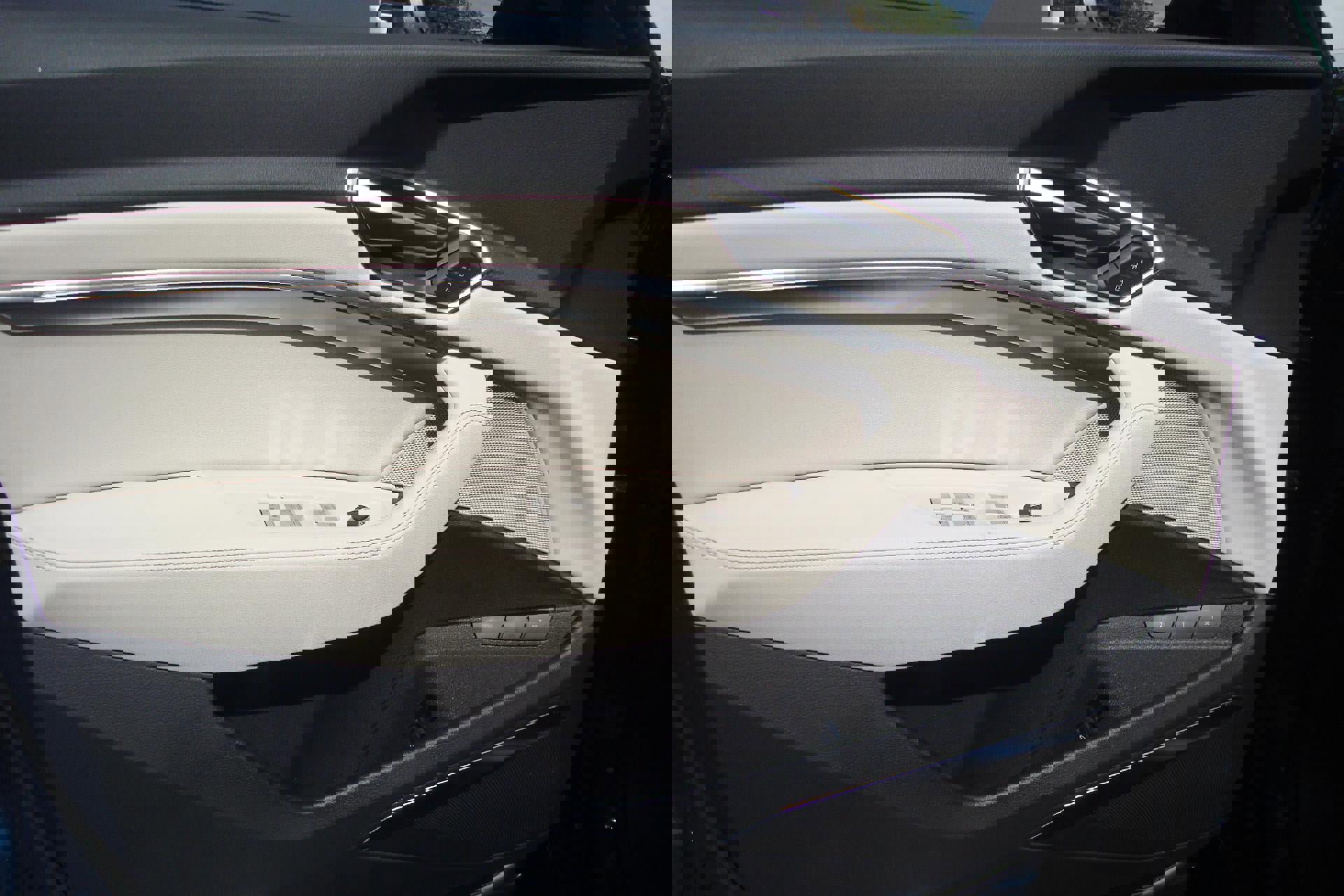 Used 2022 Audi e-tron Premium Plus image 7