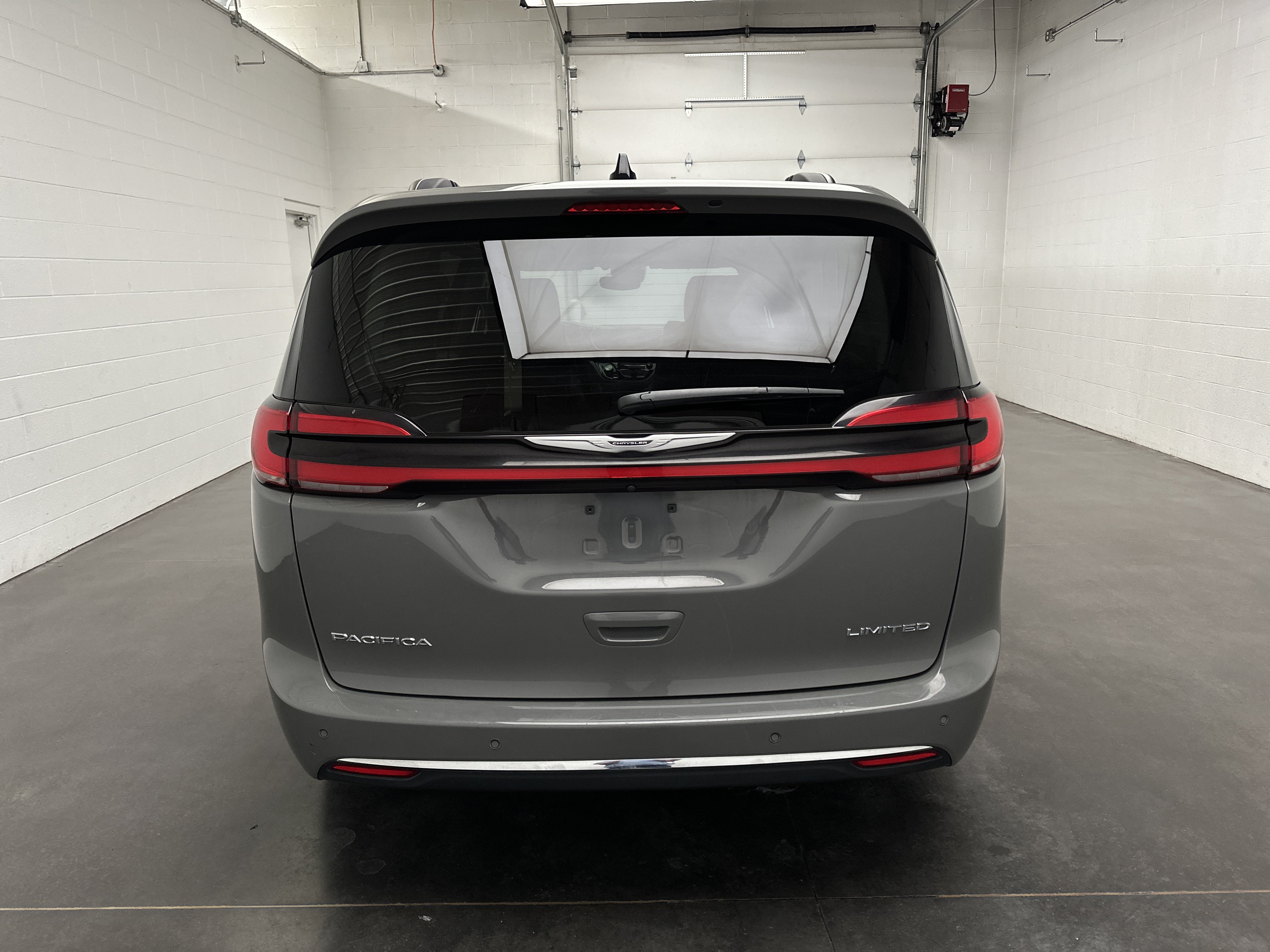 Used 2023 Chrysler Pacifica Limited FWD image 8