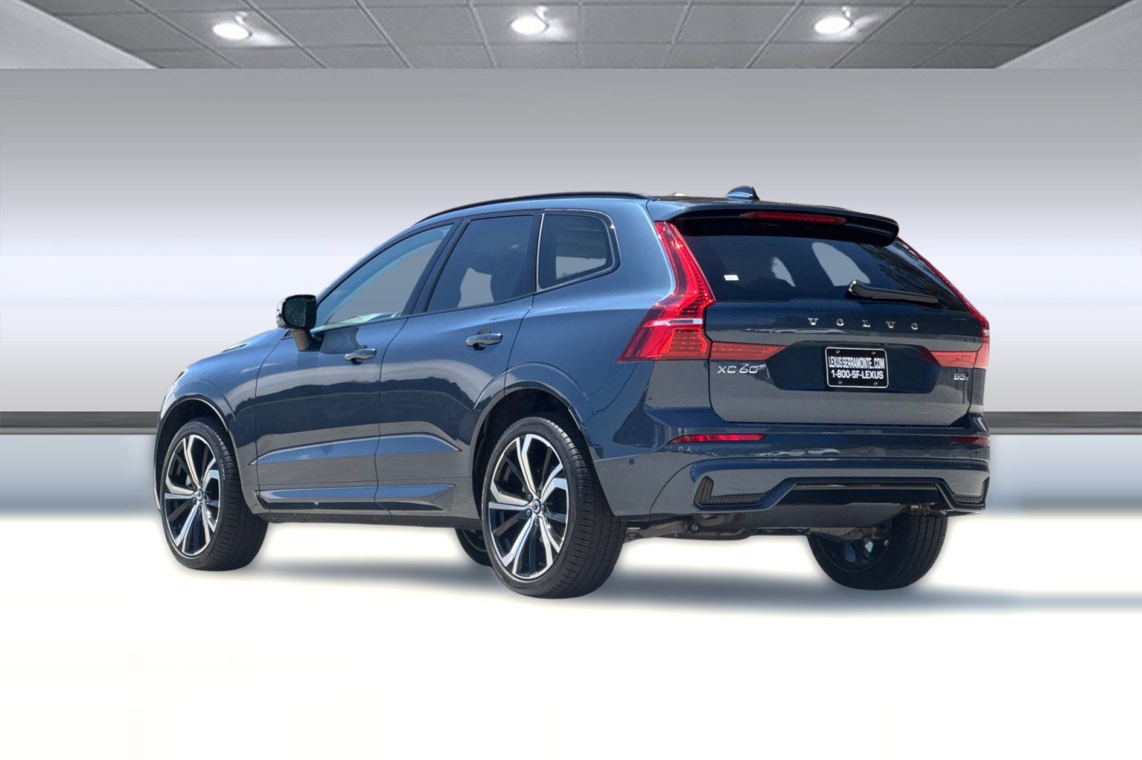 Used 2025 Volvo XC60 B5 Ultra w/ Protection Package Premier AWD/4WD image 3