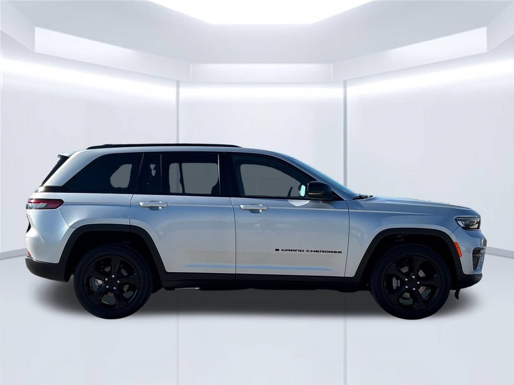 Used 2023 Jeep Grand Cherokee Altitude AWD/4WD image 9