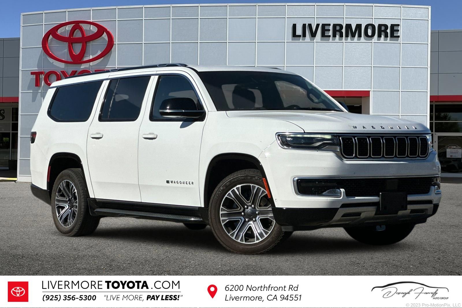 Used 2024 Jeep Wagoneer L Series II w/ Flexible Seating Group image 1