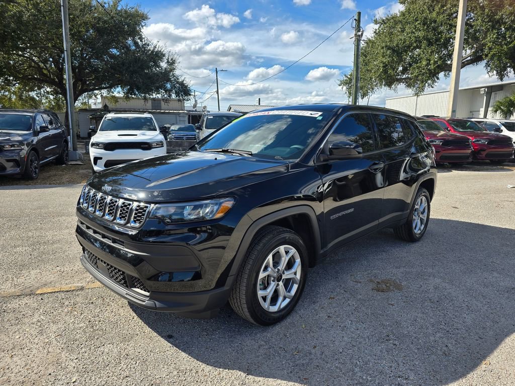 Used 2025 Jeep Compass Sport image 2