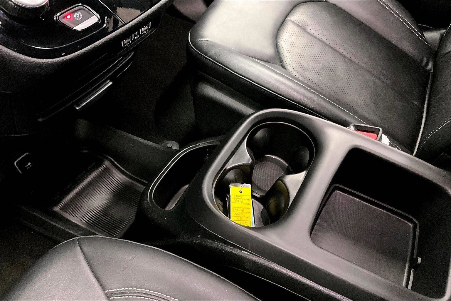 Used 2025 Chrysler Pacifica Select image 16