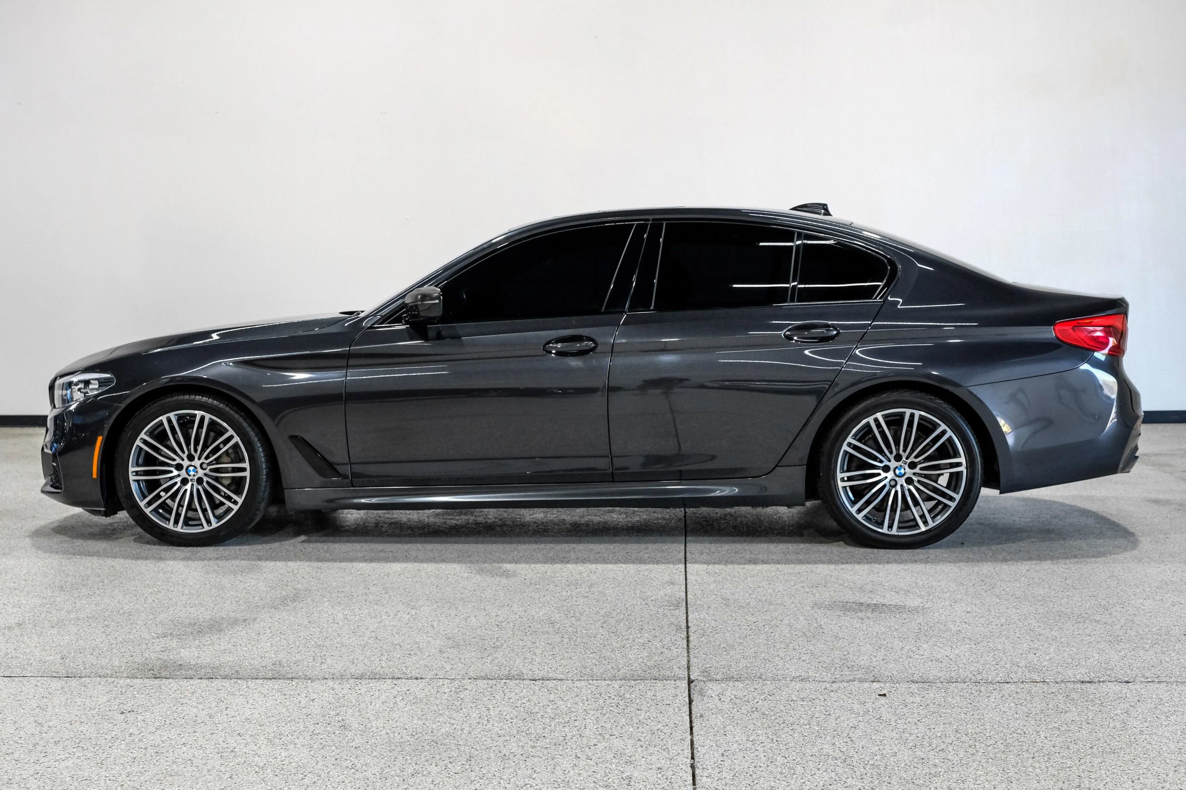 Used 2019 BMW 540i w/ M Sport Package RWD image 9