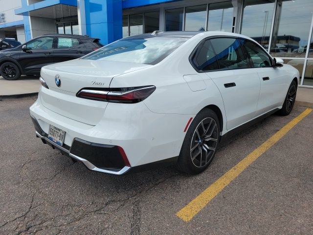 Used 2023 BMW 740i w/ Parking Assistance Package image 5