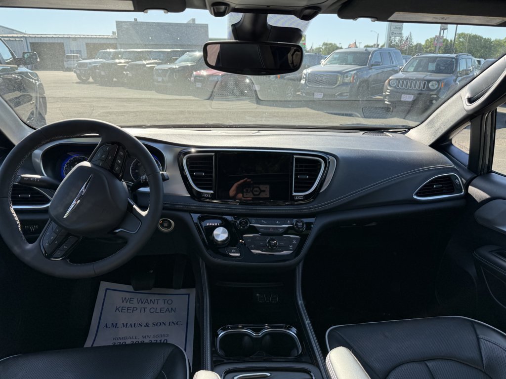 Used 2025 Chrysler Pacifica Limited FWD image 22