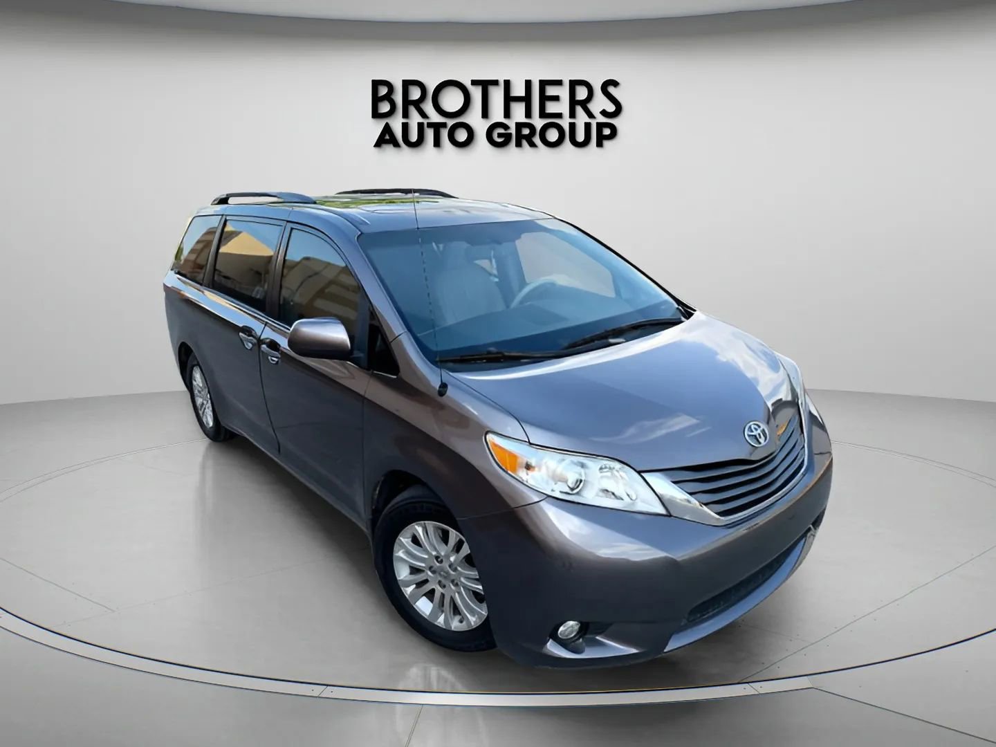 Used 2014 Toyota Sienna XLE image 1