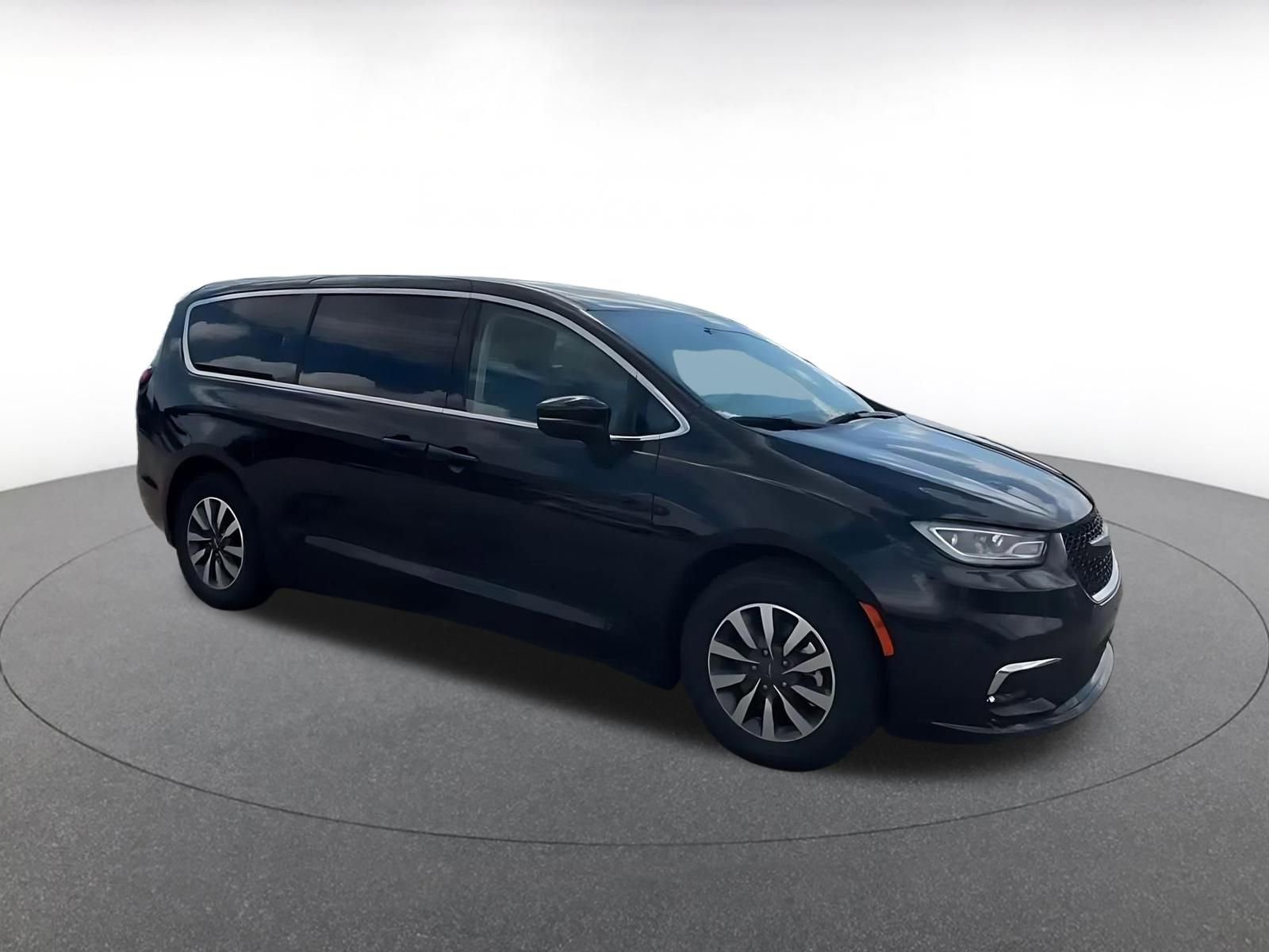 Used 2023 Chrysler Pacifica Touring-L FWD video 2