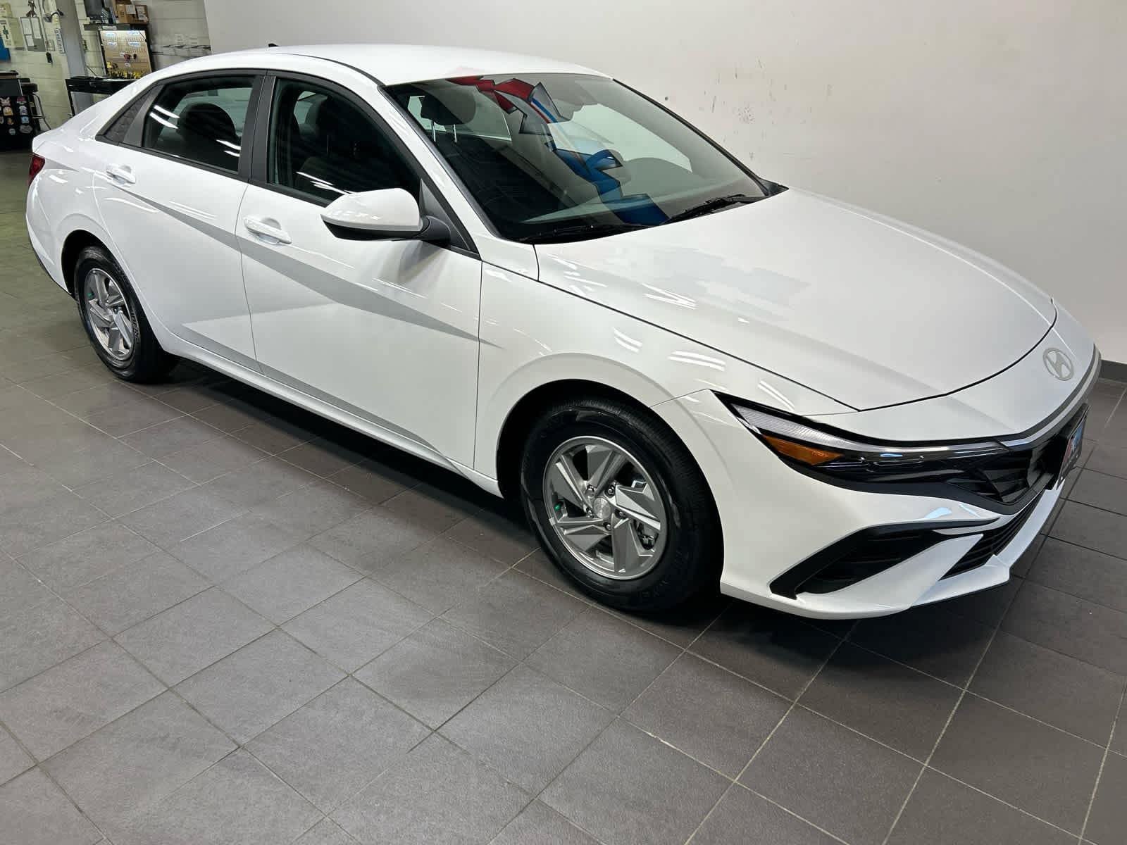 New 2026 Hyundai Elantra SE FWD image 2