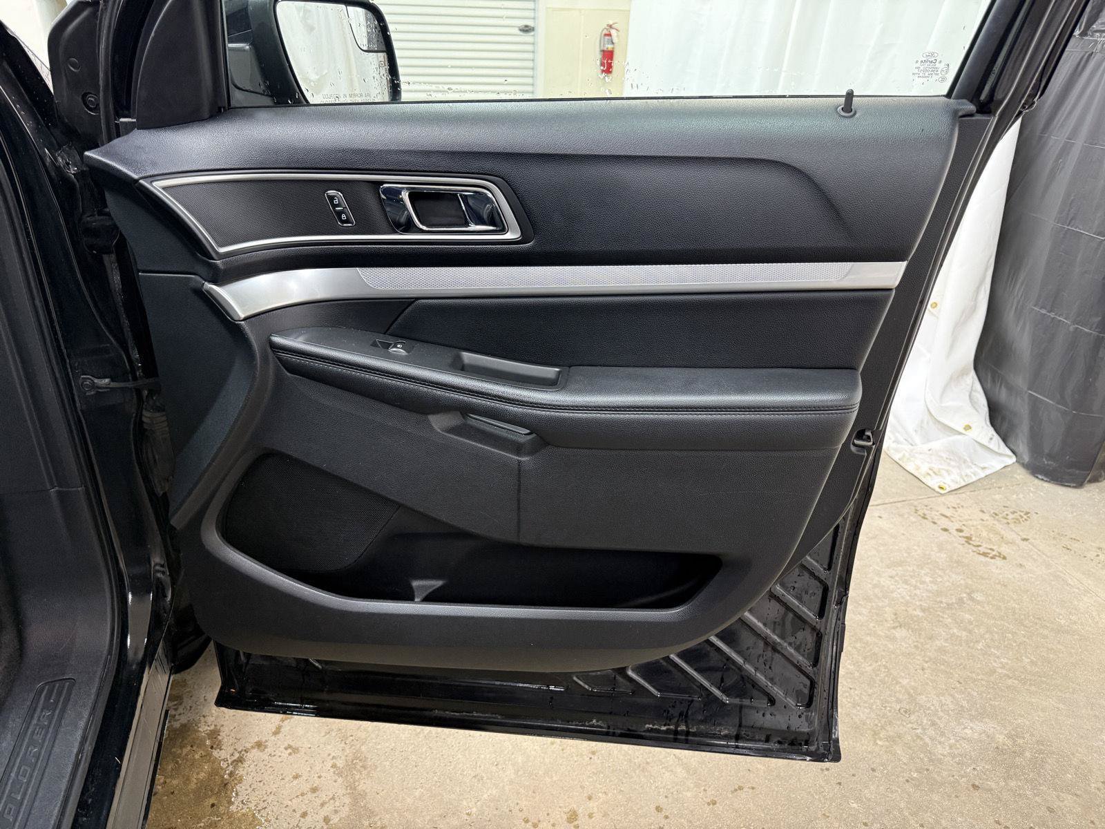 Used 2016 Ford Explorer XLT w/ Equipment Group 202A AWD/4WD image 34