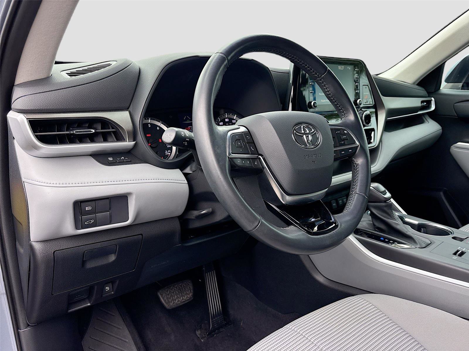 Used 2021 Toyota Highlander LE image 10