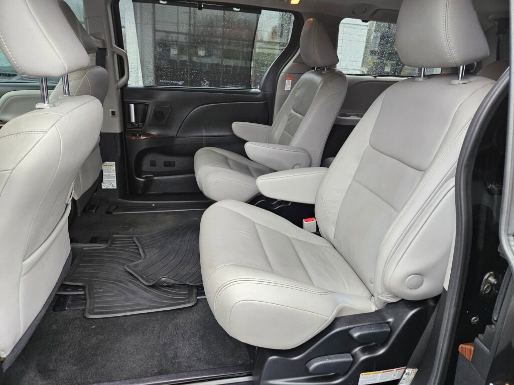 Used 2018 Toyota Sienna Limited image 16