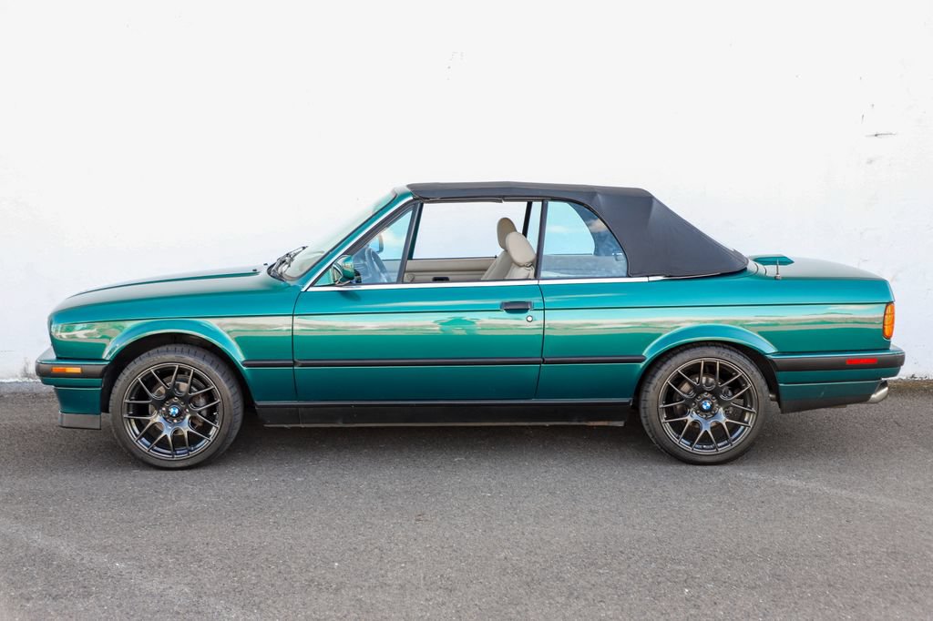 Used 1992 BMW 325i Convertible RWD image 32