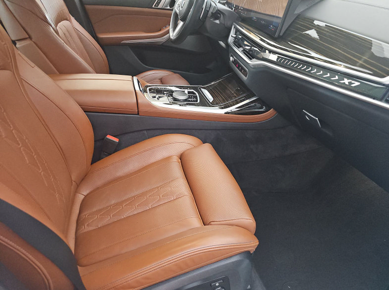 Used 2025 BMW X7 xDrive40i w/ M Sport Package AWD/4WD image 8