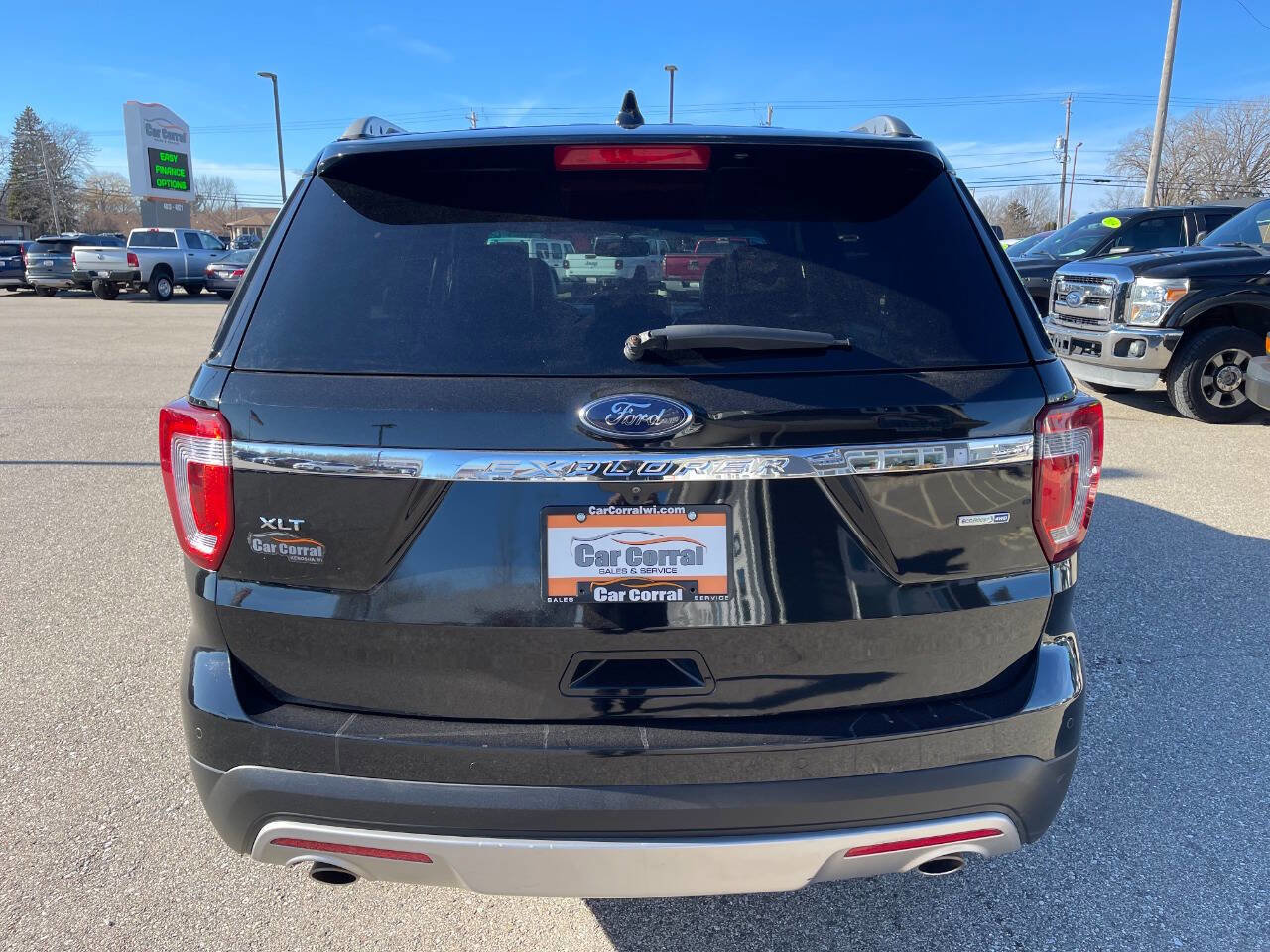 Used 2017 Ford Explorer XLT w/ Equipment Group 202A image 4