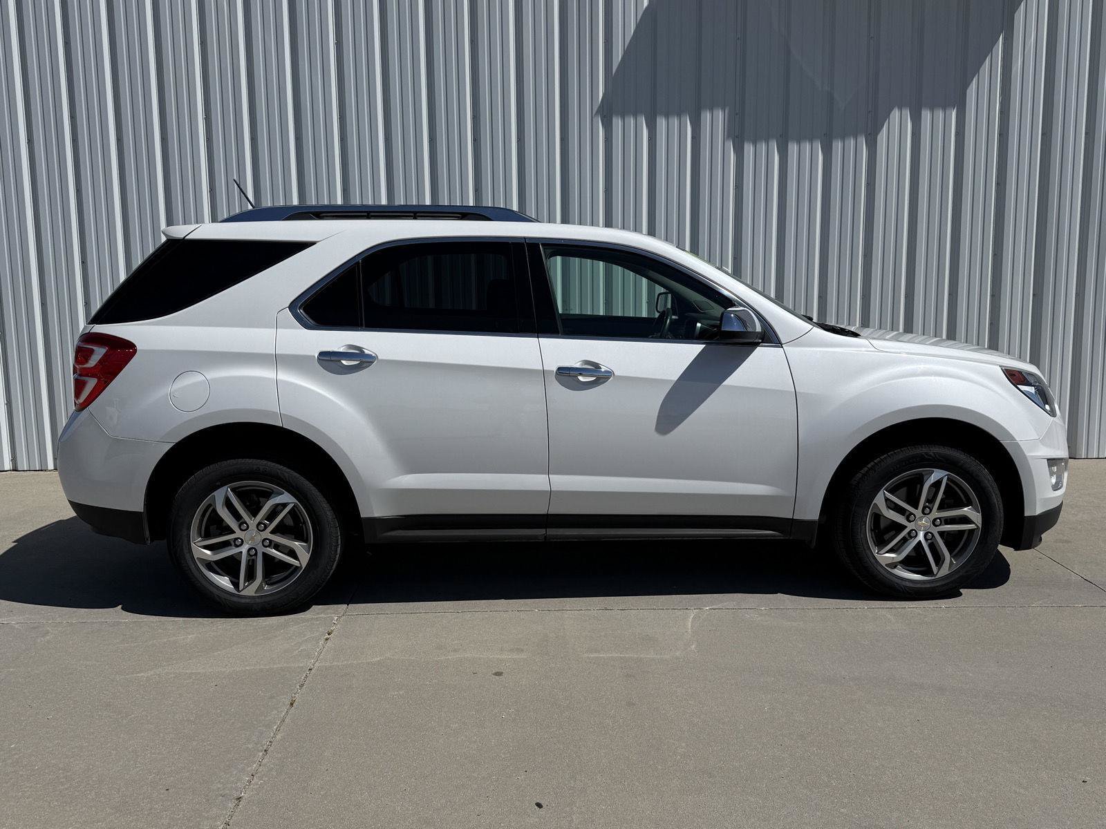 Used 2017 Chevrolet Equinox Premier w/ Enhanced Convenience Package AWD/4WD image 4