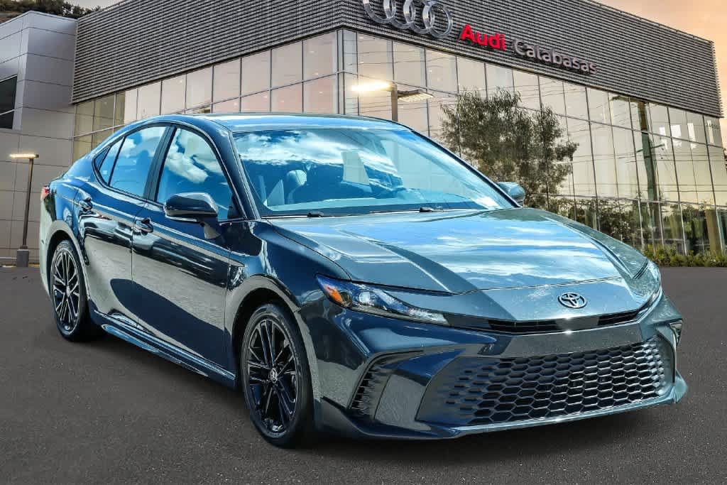 Used 2026 Toyota Camry SE FWD image 3