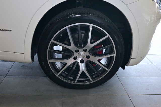 Used 2019 Maserati Levante GranLusso AWD/4WD image 11