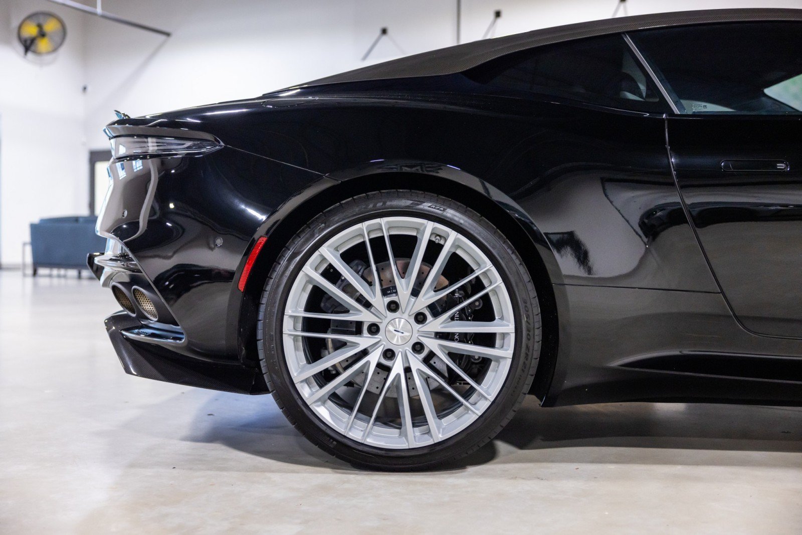 Used 2022 Aston Martin DBS Superleggera RWD image 29