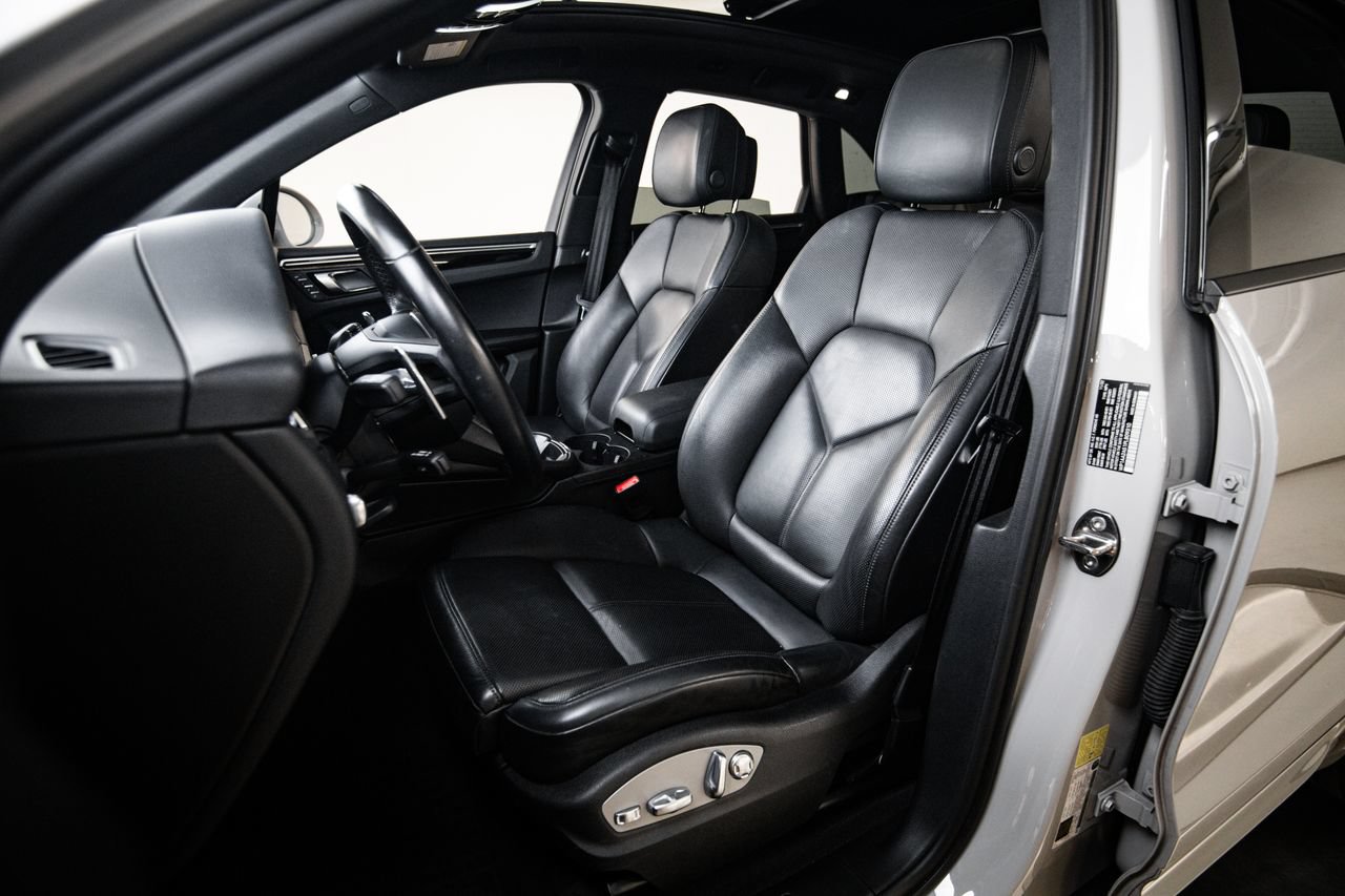 Certified 2023 Porsche Macan AWD/4WD image 5
