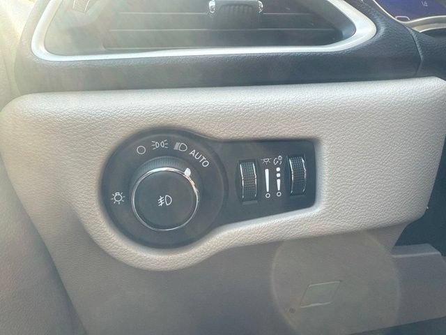 Used 2021 Chrysler Pacifica Touring-L FWD image 12