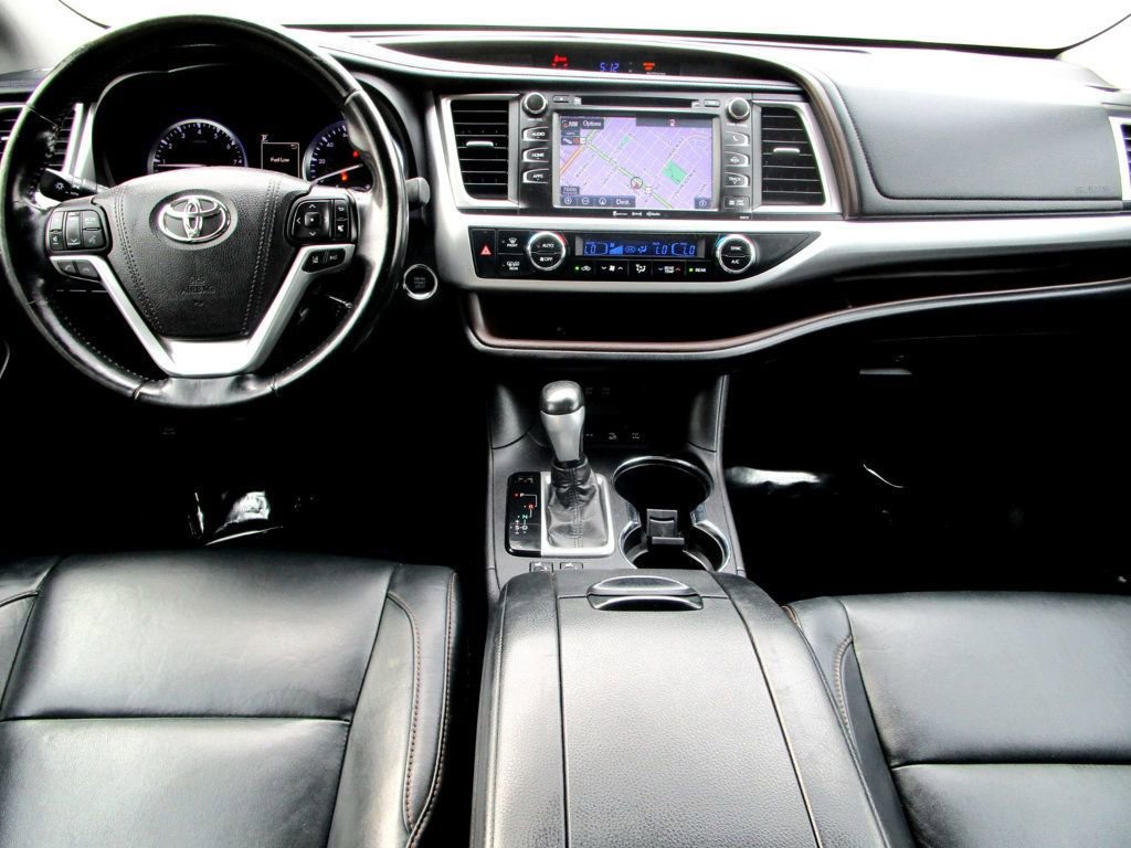 Used 2018 Toyota Highlander XLE image 2