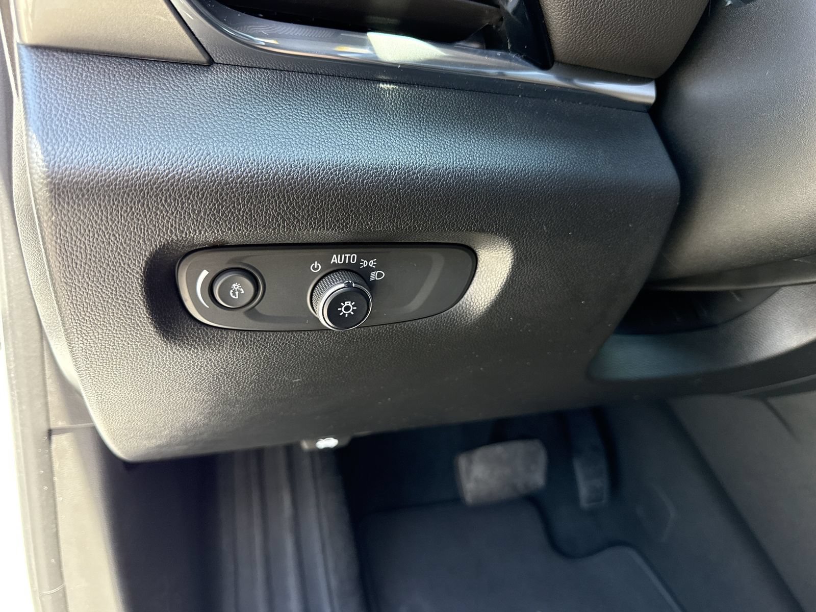 Used 2023 Chevrolet Traverse LT w/ Rear Camera Mirror Package FWD image 18