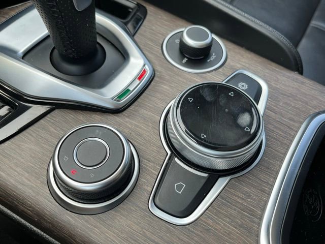 Used 2020 Alfa Romeo Giulia Ti w/ Active Blind Spot Package AWD/4WD image 18