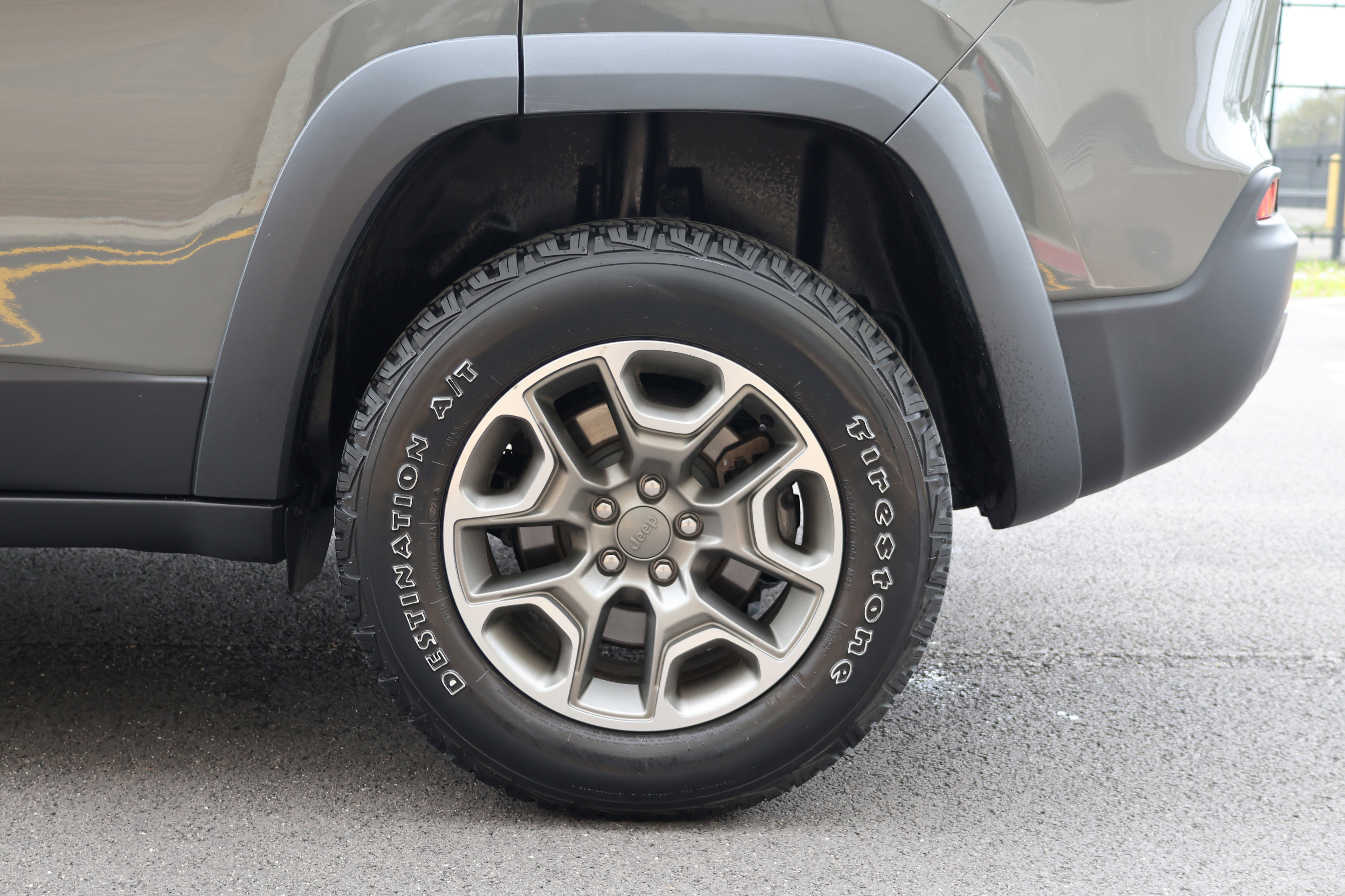 Used 2022 Jeep Cherokee Trailhawk AWD/4WD image 9