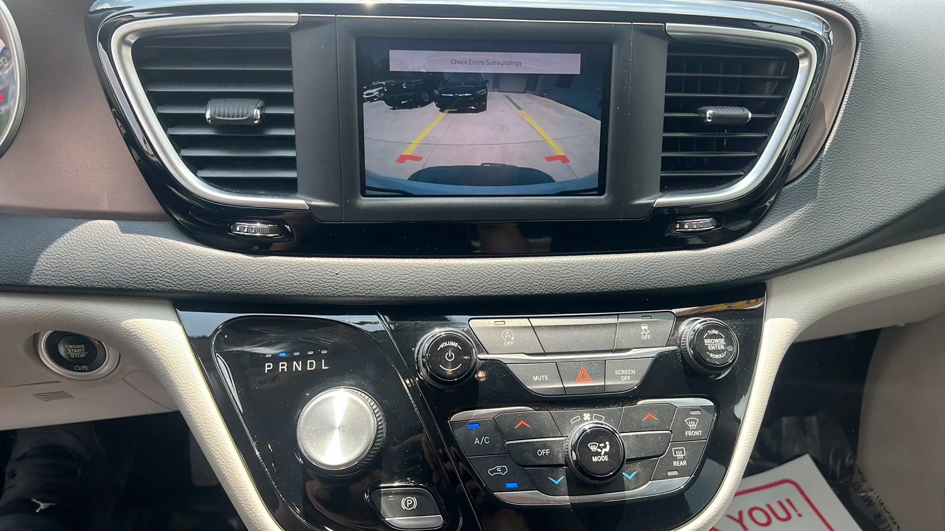 Used 2022 Chrysler Voyager LX image 16