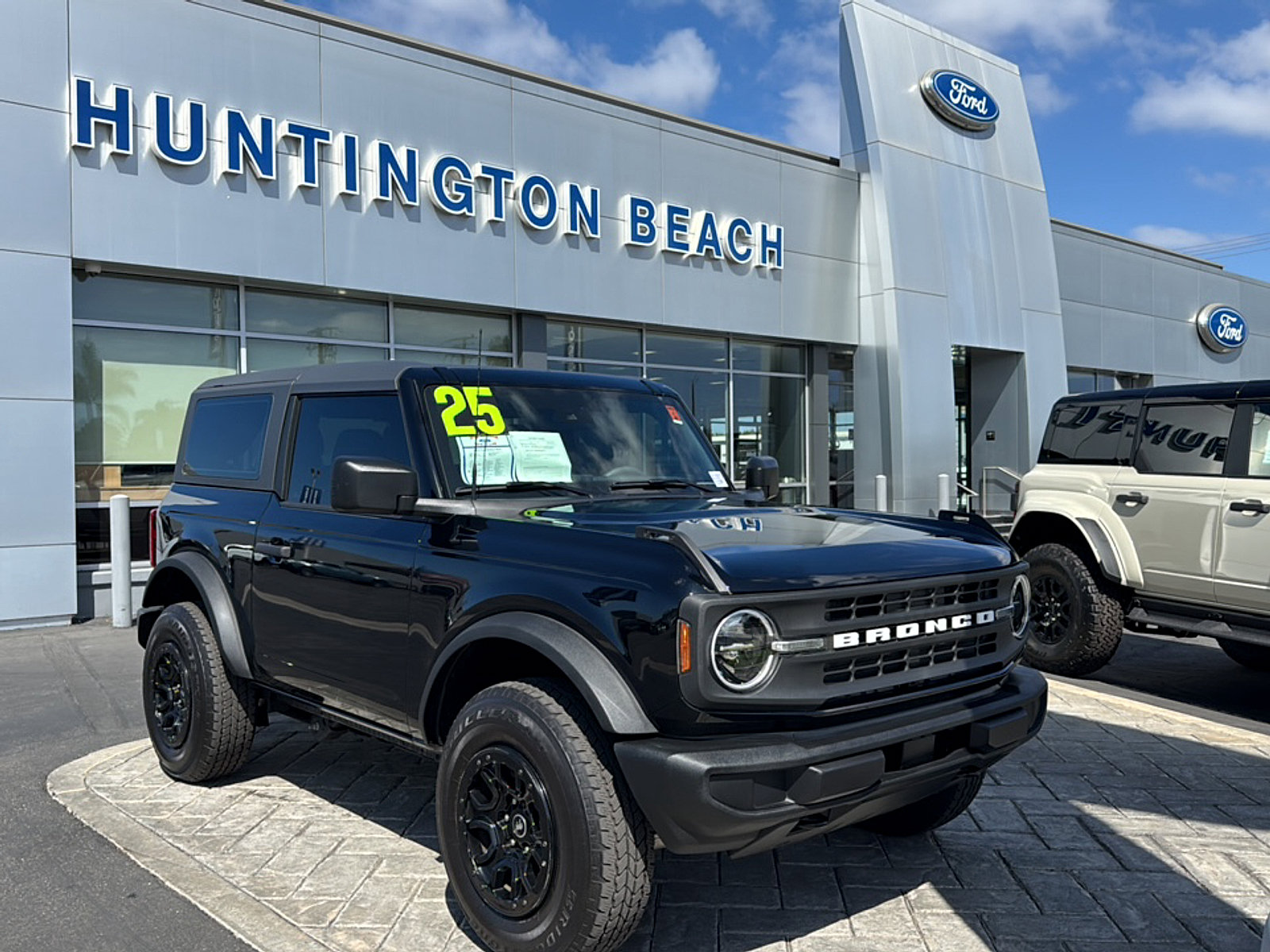 Used 2025 Ford Bronco 2-Door AWD/4WD image 1