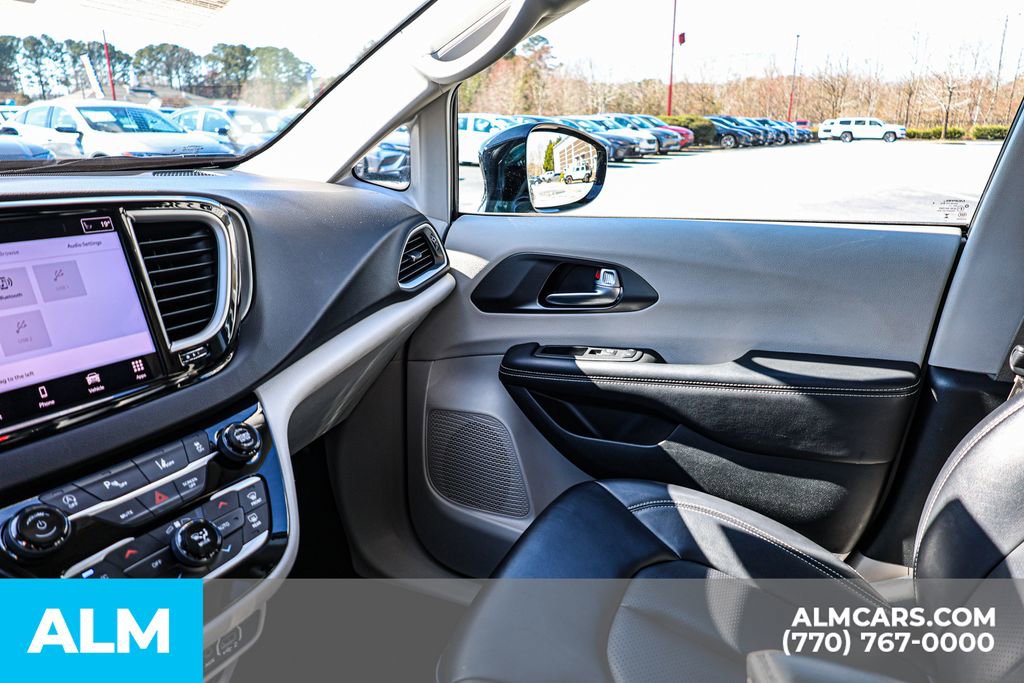 Used 2024 Chrysler Pacifica Touring-L image 48